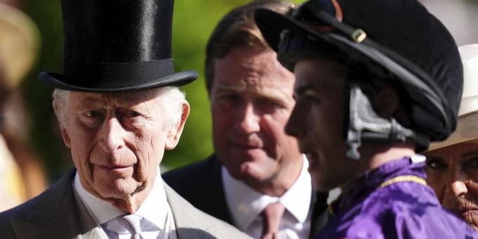 König Charles will «verzweifelt» seine jüngsten Enkelkinder Archie und Lilibet wiedersehen. king charles