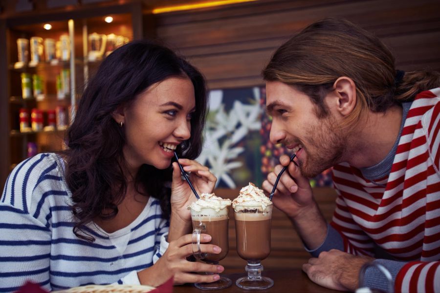 paar, eiskaffee trinkend