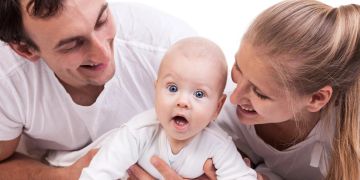 Glückliche Eltern mit Baby