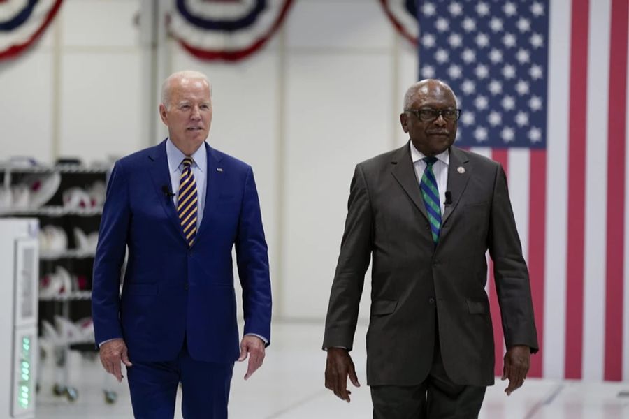 Etwas diplomatischer drückt sich Jim Clyburn (rechts) aus. Er meinte, er würde Kamala Harris unterstützen, würde sich Biden zurückziehen.