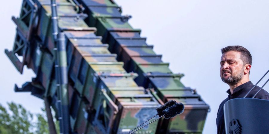 Selenskyj vor einer Patriot-Startrampe in Deutschland. (Archivbild)