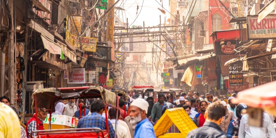 New Delhi Altstadt überfüllte Strasse Smog Verkehr