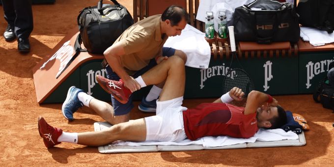 Novak Djokovic nimmt während dem Spiel gegen Francisco Cerundolo ein Medical Timeout. Novak Djokovic