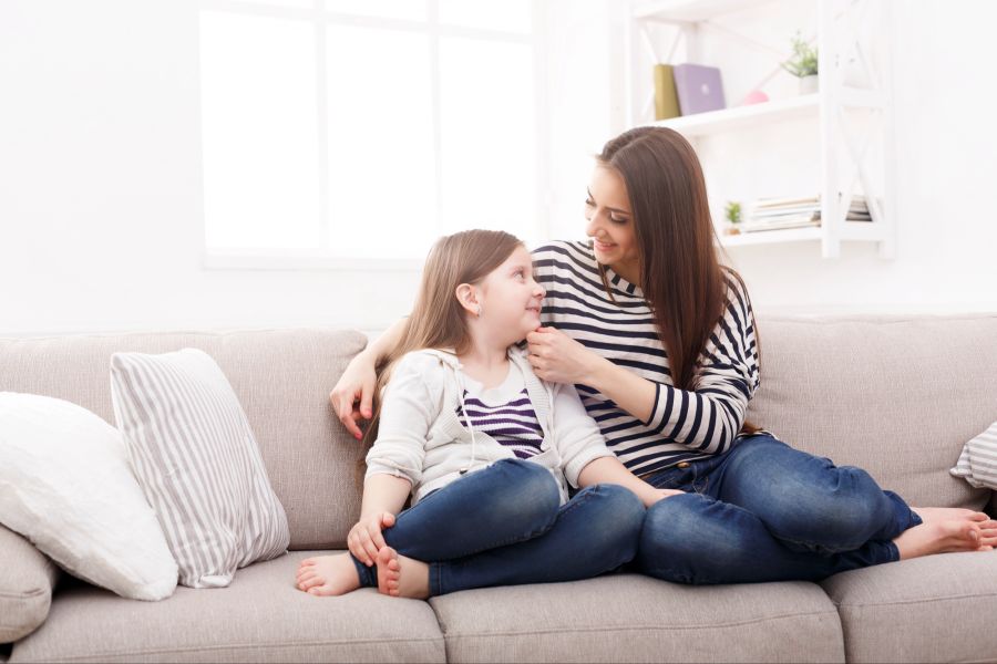 Mutter mit Tochter auf Sofa