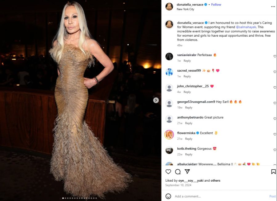Donatella Versace sieht alle paar Wochen anders aus.