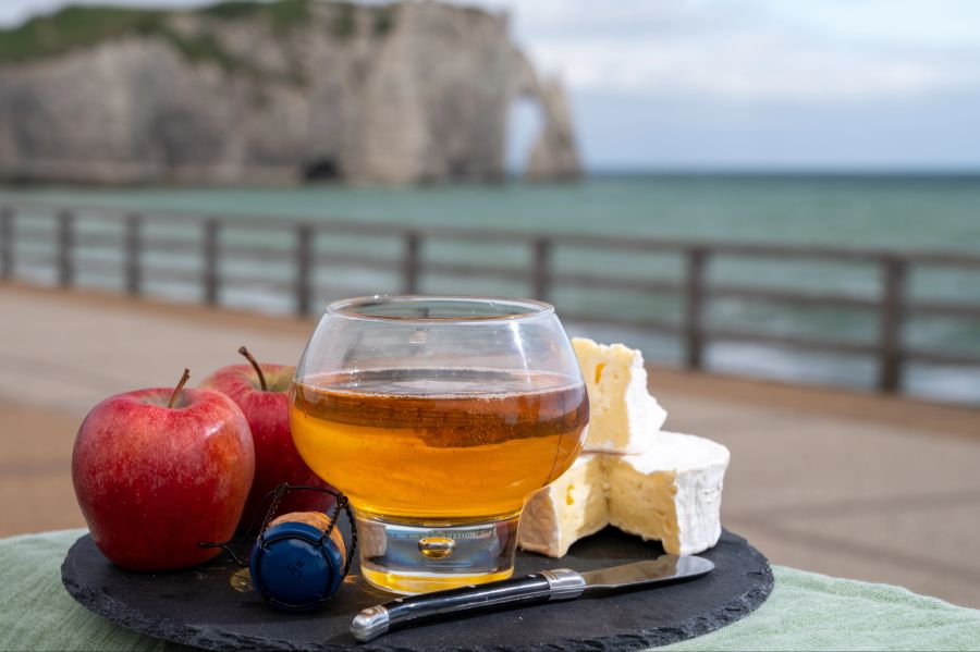 Eine Platte mit Apfelwein, Obst und Käse an einer Promenade