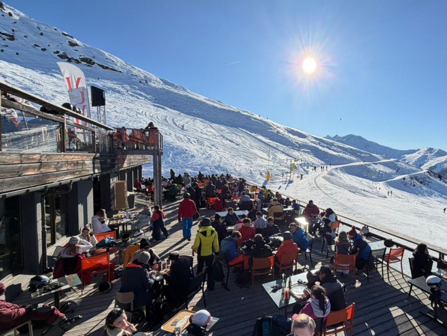 In Verbier VS sind die freien Stühle auf den Terrassen im Skigebiet auch jeweils schnell wieder besetzt.