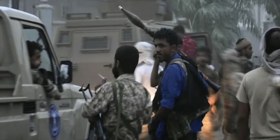 ARCHIV - Auf diesem Videostandbild sind Kämpfer des südlichen Übergangsrats (STC) zu sehen, als sie sich auf dem Weg zum Präsidentenpalast machen. Foto: Uncredited/AP/dpa