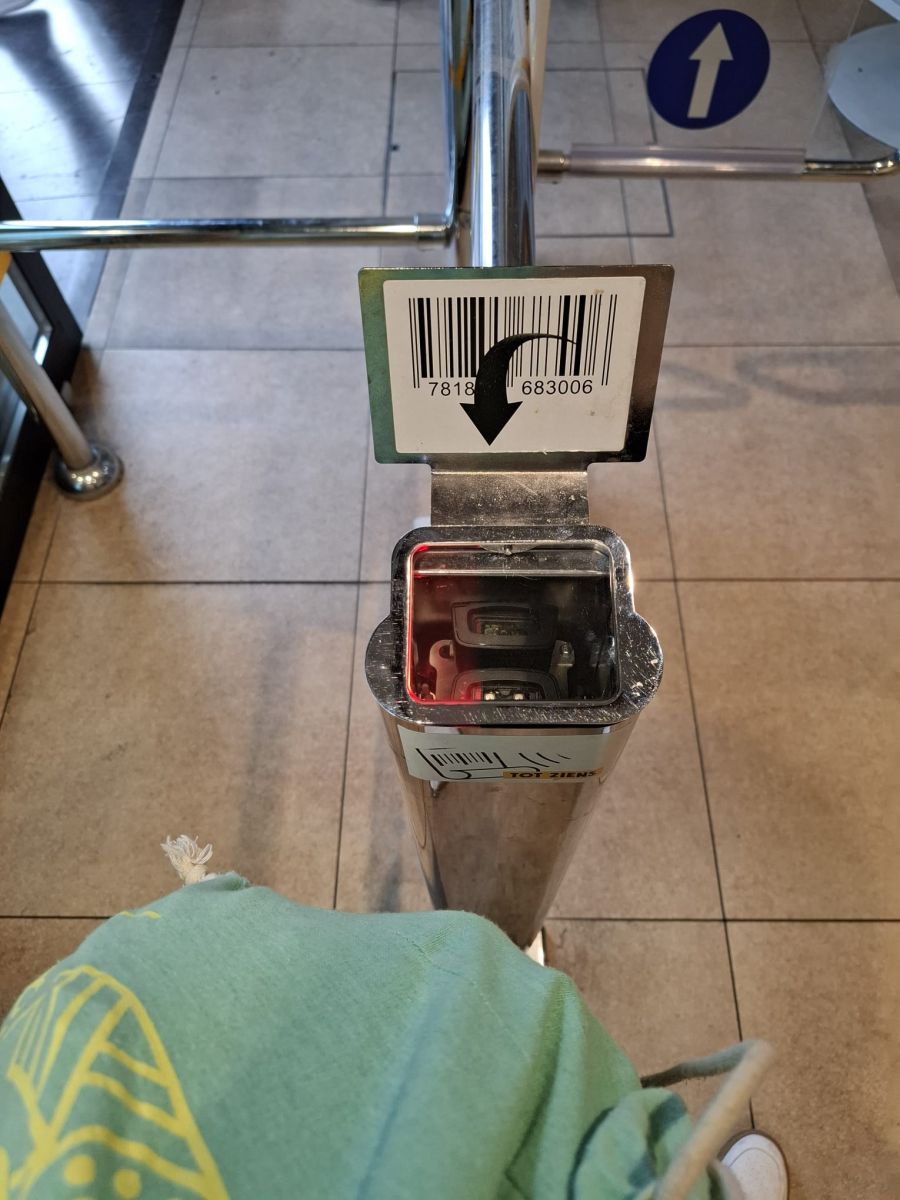 In Holland braucht muss man beim Self-Checkout den Kassenzettel scannen, um den Laden verlassen zu können.