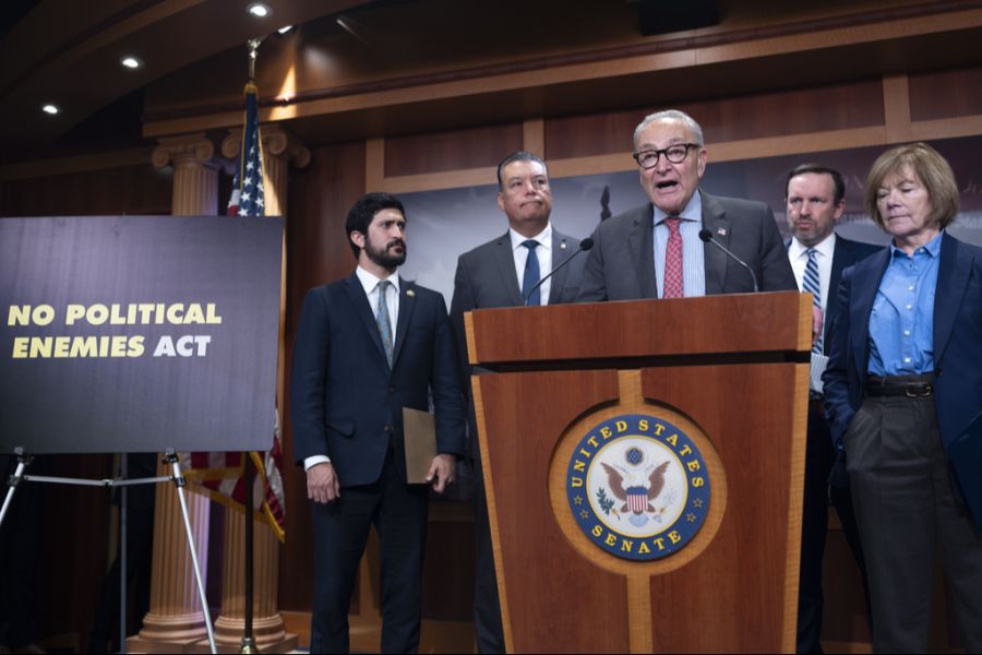 Chuck Schumer, ein hoher demokratischer Senator, bringt nun einen anderen möglichen Grund ins Spiel: Jeffrey Epstein.