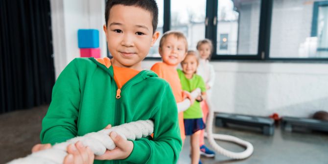 Kinder Seilziehen multiethnisc innen