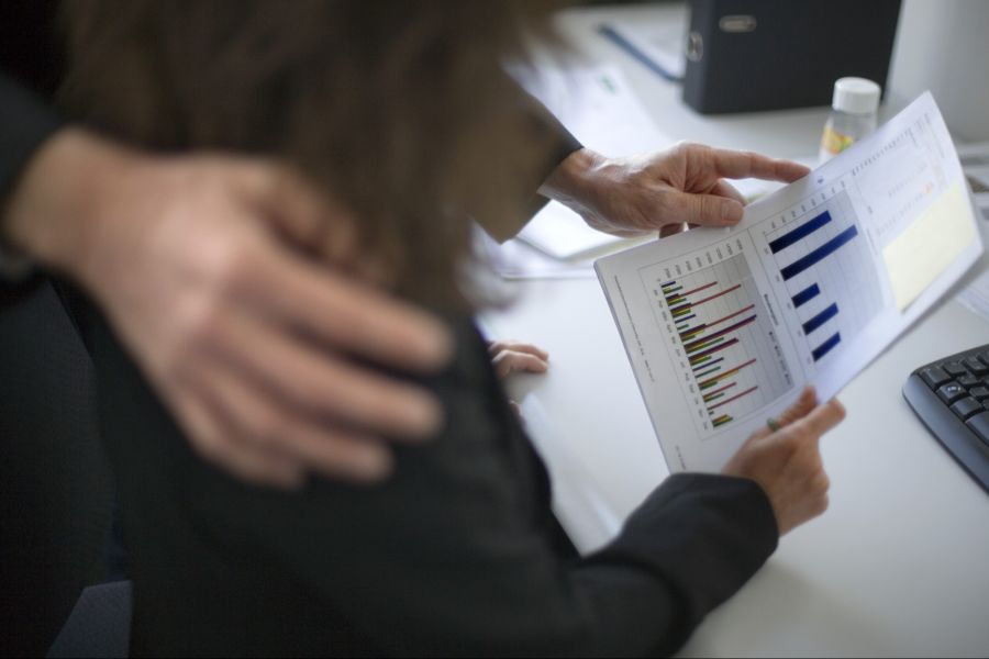Eine weitere Horror-Geschichte: Ein Mitarbeiter, der schon vorher auffällig war, begrapschte am Weihnachtsessen die Frau des Chefs. (Symbolbild)