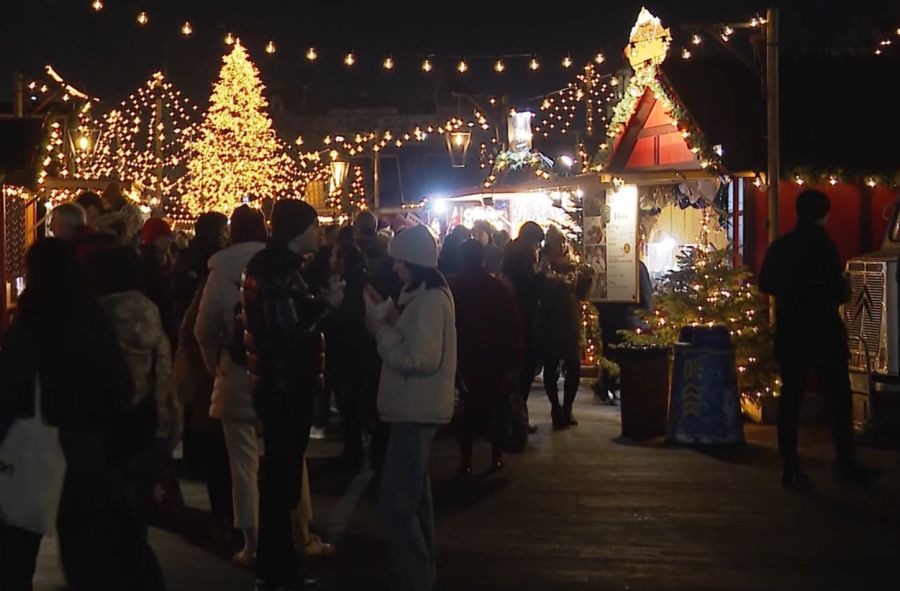 Sogar an Weihnachtsmärkten wie dem Zürcher Wiehnachtsdorf wird inzwischen Trinkgeld gefordert.