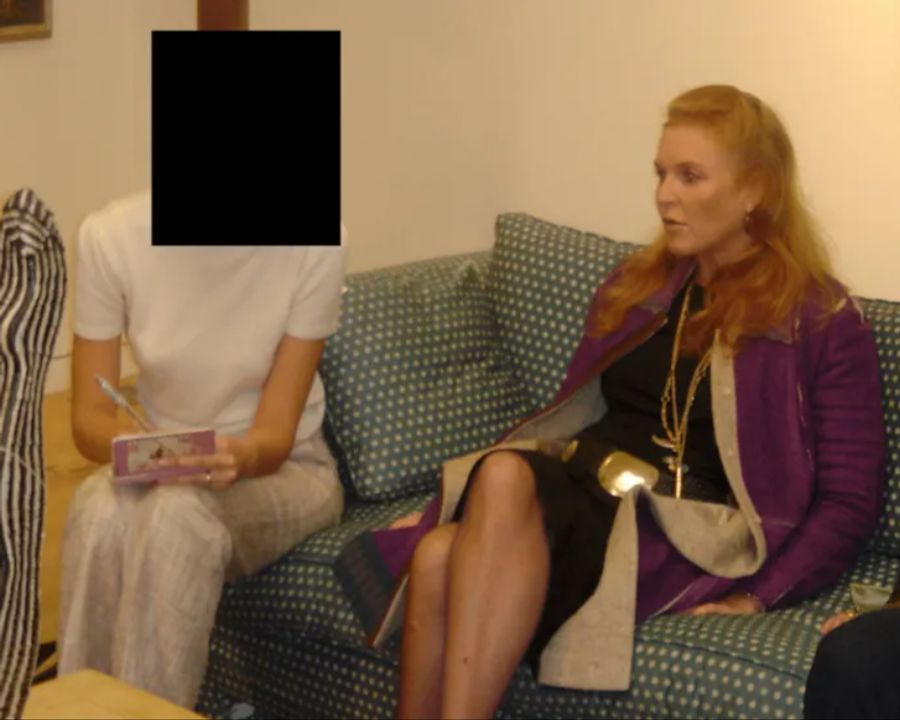 Sarah «Fergie» Ferguson, die Ex-Frau von Andrew Mountbatten Windsor (ehem. Prinz Andrew), ist auf einem Bild aus den Epstein-Akten zu sehen.