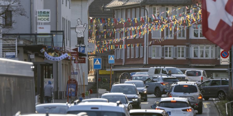 Der Strassenverkehr staut sich im Dorfzentrum von Unterägeri. Der Kantonsrat debattiert am Donnerstag über die Streichung der Umfahrung Unterägeri aus dem kantonalen Richtplan. (Arch...