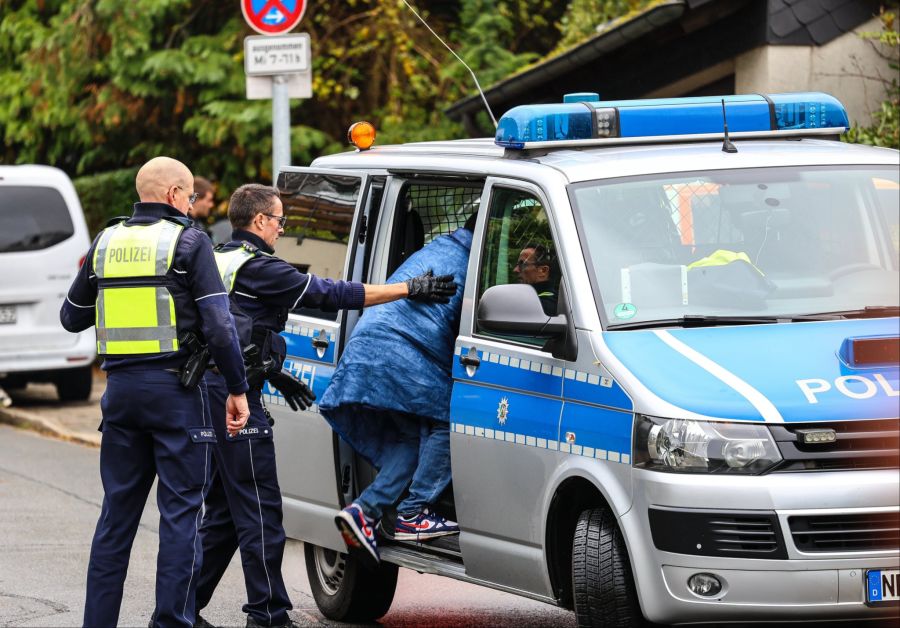 Die Adoptivkinder der Politikerin wurden auf den Polizeiposten gebracht.