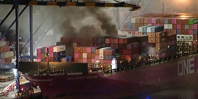 Brand Containerschiff LA
