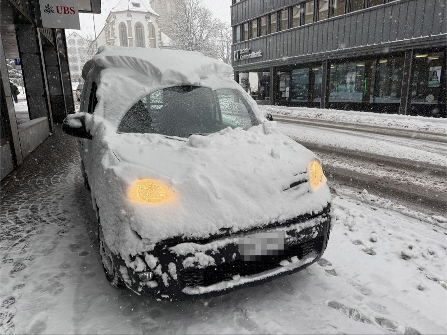 Schnee auf Auto
