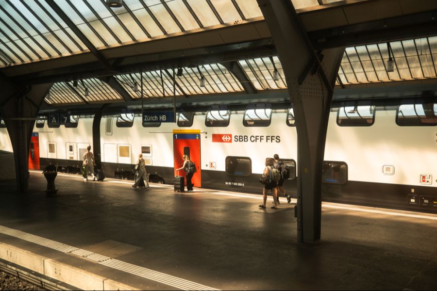 Unterhaltungen in Zügen sind okay, finden Passantinnen und Passanten in einer Nau.ch-Strassenumfrage.