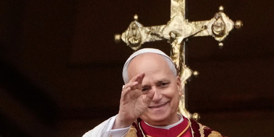 dpatopbilder - Papst Leo XIV. winkt vom Hauptbalkon des Petersdoms im Vatikan, nachdem er erstmals den Weihnachtssegen «Urbi et Orbi» erteilt hat. Foto: Gregorio Borgia/AP/dpa