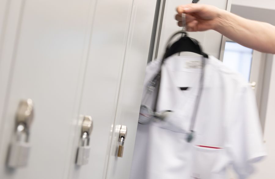 Nun kann er erst mal eine längere Zeit nicht arbeiten. (Symbolbild)