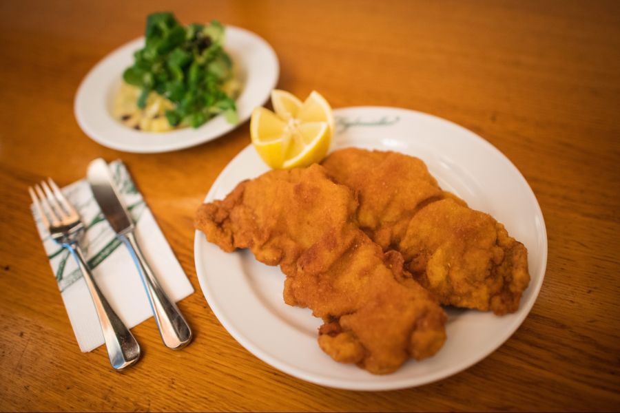 Auch Schweizer Studis zoffen sich immer wieder über das Schnitzel. (Symbolbild)