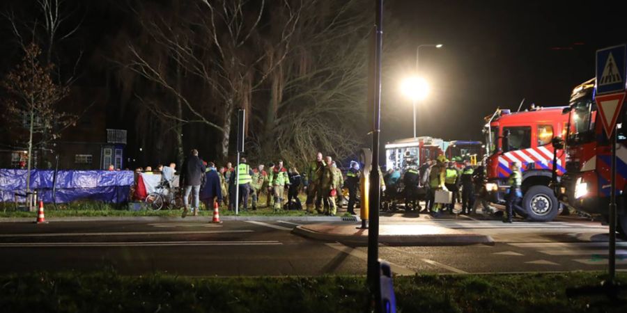 Rettungskräfte versorgen die Opfer eines schweren Unfalls in Nunspeet. In den Niederlanden ist ein Auto in eine Menschenmenge gefahren. Foto: ANP PRESS BUREAU DE BREIJ/ANP/dpa