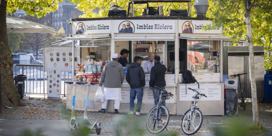 Die beiden Imbiss-Stände am Zürcher Bellevue erhalten eine letzte Verlängerung bis Ende September 2026. (Archivbild)+