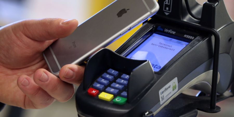Seit Juli 2024 muss Apple Drittanbietern einen kostenlosen Zugang zur NFC-Technologie auf iOS-Geräten gewähren. Diese wird unter anderem für Zahlungen genutzt. (Archivbild)