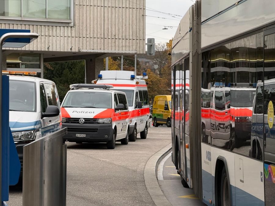 Die Polizei und die Feuerwehr waren nach dem Crash vor Ort.
