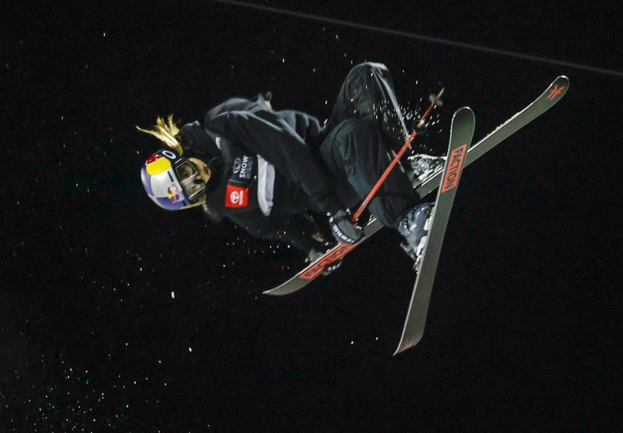 Knapp neben dem Podest landet Freestyle-Skierin Eileen Gu. (Archivbild)