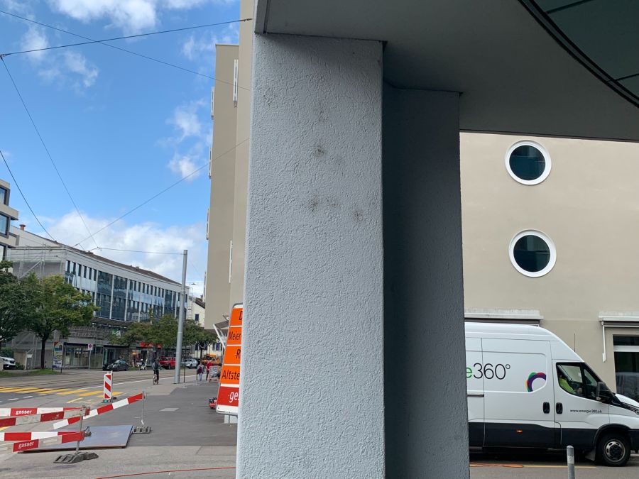 Die UBS in Zürich-Altstetten drei Tage nach dem Brandanschlag.