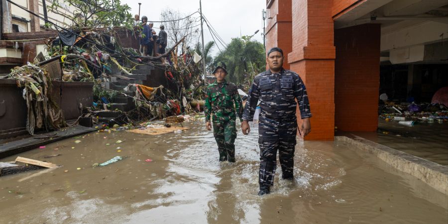 Heavy rain brings flooding in Bali
