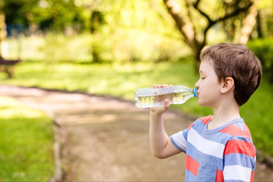 Junge trinkt Wasser