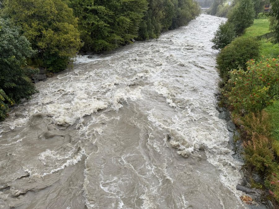 Bilder vom Hinterrhein bei Splügen GR zeigen bereits grosse Wassermassen.