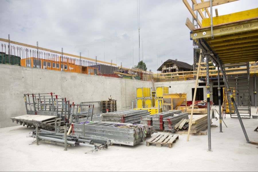 Bei der Baustelle des neuen Polizeizentrums der Kapo Bern in Niederwangen ist der Verdacht auf Schwarzarbeit aufgetaucht. (Archivbild)