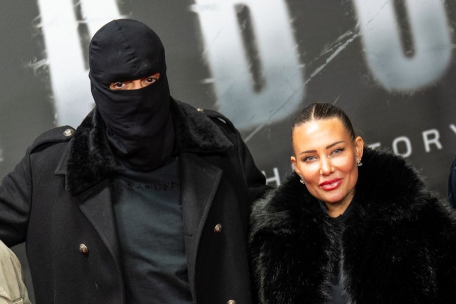 An der Premiere der Netflix-Doku zeigte sich Haftbefehl mit Maske. Seit der Veröffentlichung tritt er häufiger mit Gesichtsbedeckung auf.