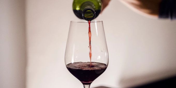 In der Schweiz trinken immer weniger Menschen täglich Alkohol. alkohol