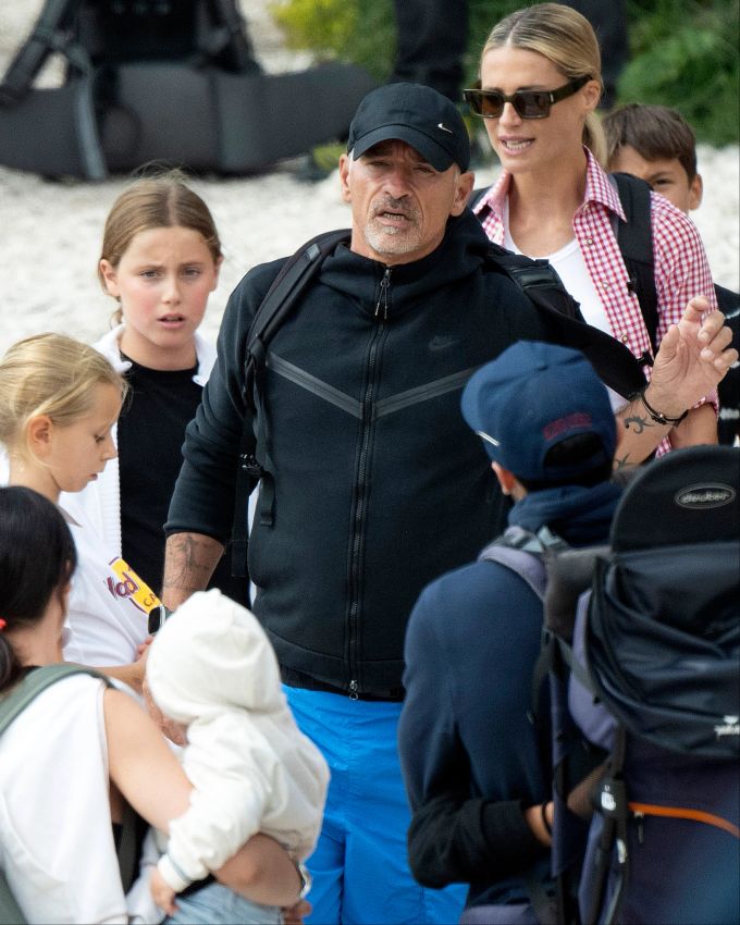 Michelle Hunziker (im karierten Hemd) und Eros in den Wanderferien mit der ganzen Familie. michelle hunziker