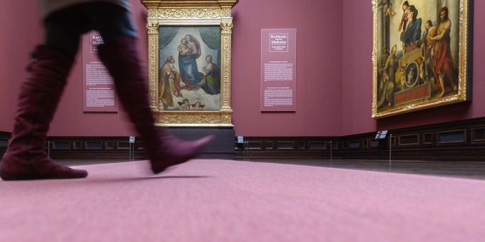 Das Gemälde «Die Sixtinische Madonna» von Raffael in der Gemäldegalerie Alte Meister Dresden Das Gemälde «Die Sixtinische Madonna» von Raffael in der Gemäldegalerie Alte Meister Dresden