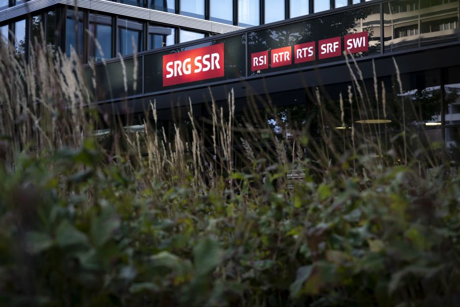 Der Eingang zum Hauptsitz der SRG SSR fotografiert mit den Logos von RSI, RTR, RTS, SRF und SWI.