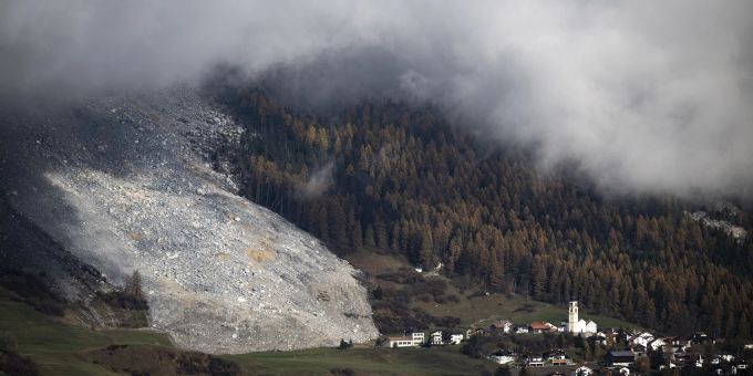 Viele Personen mussten in der Schweiz wegen Erdrutschen evakuiert werden. Rund 90 Menschen mussten wie hier im Bild in Brienz GR ihre Häuser und Höfe verlassen (Archivbild). Erdrutsche