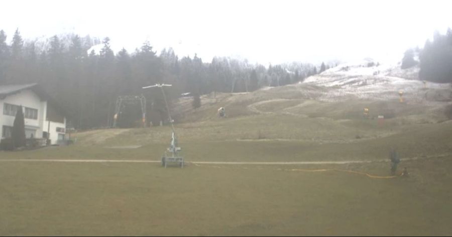 Ebenso im Kanton Fribourg. In Schwarzsee reichte der Schnee beinahe bis an die Talstation auf 1046 Meter heran.