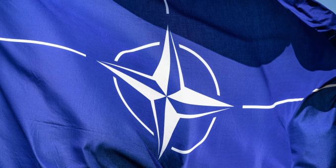 Der Bundesrat hat beschlossen, dass die Schweiz im Frühling 2025 an einer NATO-Übung zum Krisenmanagement teilnimmt. (Symbolbild) Nato-Flagge