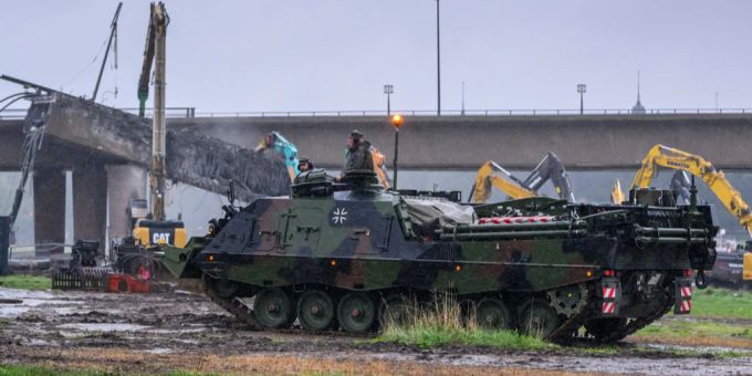 Ein Bergepanzer vor der Carolabrücke in Dresden, die von mehreren Baggern bearbeitet wird. Dresden Carolabrücke