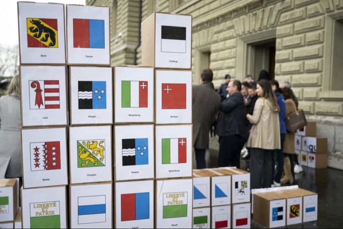 Schachteln mit den gesammelten Unterschriften für die Volksinitiativen «Ja zu fairen AHV-Renten auch für Ehepaare» und «Ja zu fairen Bundessteuern auch für Ehepaare», am Mittwoch, 27. Maerz 2024, vor der Bundeskanzlei in Bern. Unterschriften Volksinitiative