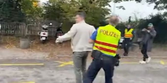 Hier wird Martin Sellner von der Polizei abgeführt. Martin Sellner