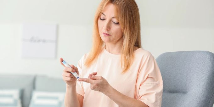 Wer an Diabetes Mellitus erkrankt ist, der muss sein Leben entsprechend umstellen. (Symbolbild) Frau mit Diabetes Mellitus.