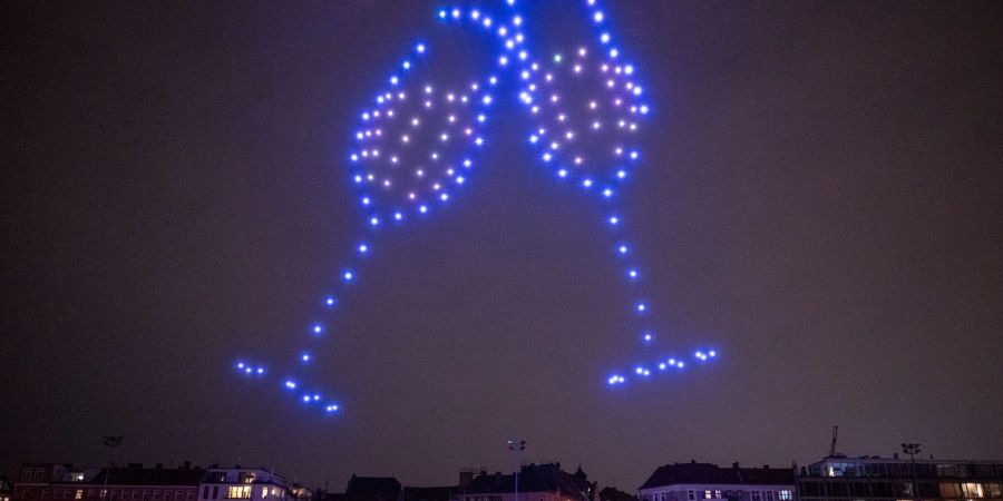 Drohnen zeichneten vergangenes Jahr unterschiedlichste Motive in den dunklen Himmel. (Archivbild)