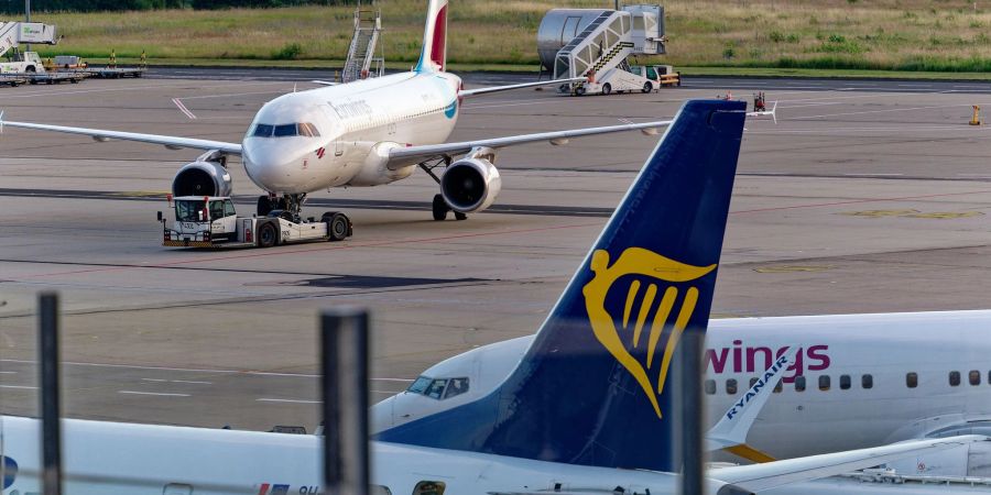 Die Luftfahrtindustrie droht wegen hoher Kosten mit Flugstreichungen